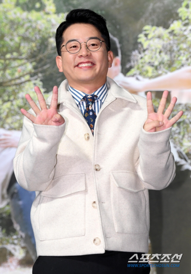 A series of new coronavirus infections (Corona 19) spread, and the broadcasting market also turned on a red light.Ji Suk-jins agency, Skye & M, said on November 11, Ji Suk-jin was confirmed by the PCR test received the previous day.Ji Suk-jin was tested positive on the self-diagnosis kit conducted before MBC Everlons Tteok-bokkis brother recording on the 10th, and the PCR (gene amplification) test was conducted.Ji Suk-jin is said to have completed the second vaccination of the vaccine and has no symptoms other than microscopic headaches.Ji Suk-jin is due to cancel all schedules and concentrate on treatment.Kim Jong-kook and Yang Se-chan, who are also on air with Ji Suk-jin, were also confirmed as Corona 19.Kim Jong-kook felt a mild cold symptoms on the 9th, and after the self-diagnosis kit test was conducted preemptively, he was positive. After that, he was tested for PCR and received a final positive test on the 10th.Kim Jong-kook has completed the second vaccination and is currently in good health, stopping all schedules and taking necessary measures in accordance with the guidelines of the airing authorities.Yang Se-chan also said, Yang Se-chan was tested positive for Corona 19 PCR. Yang Se-chan was a second inoculation completer and received a negative test at the time of the first PCR test after close contact with the confirmed person.Since then, we have been conducting self-examination, but recently we have been judged to be positive through the second PCR test. Yang Se-chan did not attend the Running Man recording on the 7th of last month, and his health is good and he is currently stable at home.Kim Jun-ho was also tested positive for Corona 19.On the 11th, Kim Jun-hos agency, JDB Entertainment, said, Kim Jun-ho came out as a result of a steady progress of the rapid antigen test with corona confirmation from around.However, in order to know the exact results, PCR test was conducted on the 9th, and it was tested positive on the 10th. Kim Jun-ho has always been in the process of screening and recording the antigen before recording, and the vaccine has been completed until the second vaccination, he said. We are currently suspending all schedules and self-pricing, and there are no signs of abnormalities, but we will follow the guidelines of the authorities and continue to look at health.On the other hand, three of the performers were confirmed to be Corona 19, and a red light was turned on Running Man.Another member, Yoo Jae-seok, Haha, Jeon So-min and Song Ji-hyo, were reported to have a negative response in the self-examination kit.