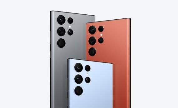 갤럭시S22울트라 삼성닷컴 단독 색상. 그라파이트(왼쪽부터), 스카이 블루, 레드. 삼성전자 제공.
