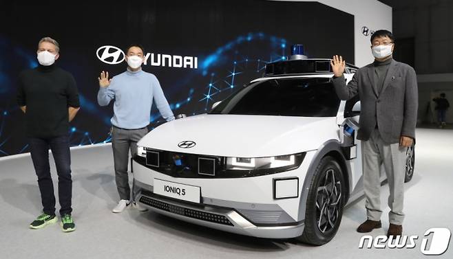 (고양=뉴스1) 구윤성 기자 = 25일 경기도 고양시 일산 킨텍스에서 열린 '2021 서울모빌리티쇼' 프레스데이 행사에서 사이먼 로비스 현대스타일링담당 상무(왼쪽부터), 장웅준 자율주행사업부 상무, 유원하 국내사업본부장 부사장이 아이오닉5 레벨4 자율주행차를 선보이고 있다. 2021.11.25/뉴스1