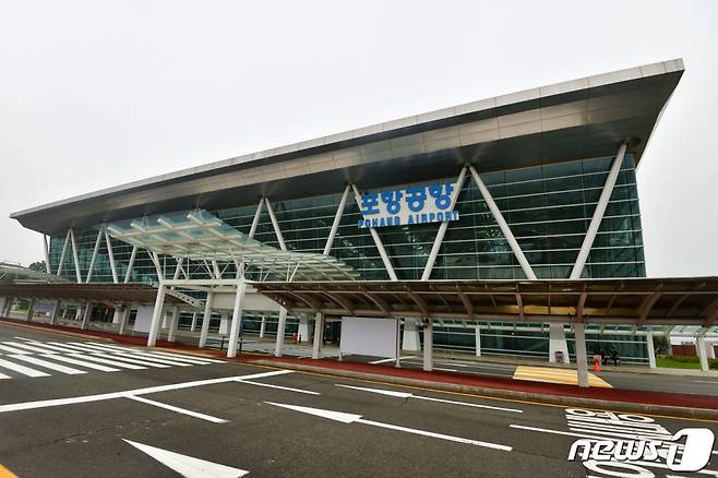 (포항=뉴스1) 최창호 기자 = 30일 대한항공 자매회사인 진에어가 포항 취항을 앞둔 포항공항이 막바지 준비에 한창이다. 진에어는 31일 오전부터 189석 규모의 B737-800 항공기를 해당 노선에 투입, 포항-김포 노선은 하루 1회, 포항-제주 노선은 하루 2회 왕복 운항할 예정이다. 2020.7.30/뉴스1