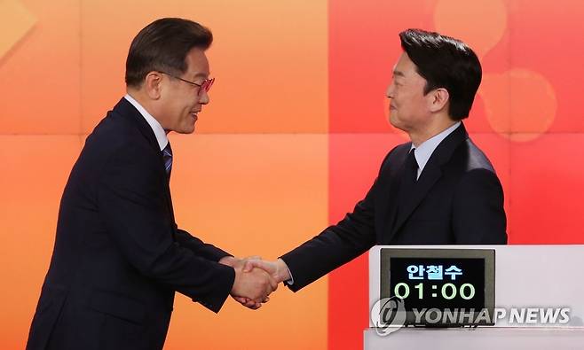 인사하는 이재명 후보와 안철수 후보 (서울=연합뉴스) 더불어민주당 이재명 대선 후보와 국민의당 안철수 대선 후보가 11일 오후 서울 중구 매경미디어센터에서 열린 한국기자협회 주최·방송 6개사 공동 주관 '2022 대선후보 초청 토론'에서 인사를 나누고 있다. 2022.2.11 [국회사진기자단] toadboy@yna.co.kr