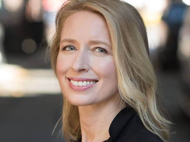 켈리 하딩(Kelli Harding) 컬럼비아대 정신 의학 교수. 최근 몰입도 높은 스토리텔링으로 다정함의 효능을 입증한 책 '다정함의 과학'을 출간했다.