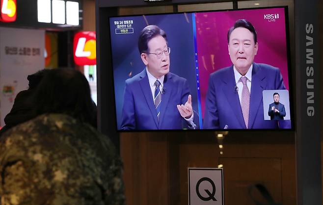 지난 3일 서울역 대합실에서 시민들이 2022대선 4자 대통령후보초청 방송토론을 시청하고 있다. /뉴스1