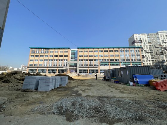 10일 3월 개학을 앞둔 서울 송파구 덕수고등학교의 공사가 진행중이다. 장윤서 기자