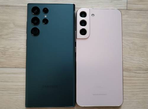 (왼쪽부터) 갤럭시 S22 울트라 그린과 플러스 핑크골드.