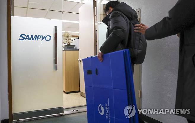 노동부, 삼표산업 본사 압수수색 (서울=연합뉴스) 윤동진 기자 =  지난 11일 오전 고용노동부 중부지방고용노동청 관계자들이 서울 종로구 삼표산업 본사를 압수수색하고 있다. 2022.2.11 mon@yna.co.kr