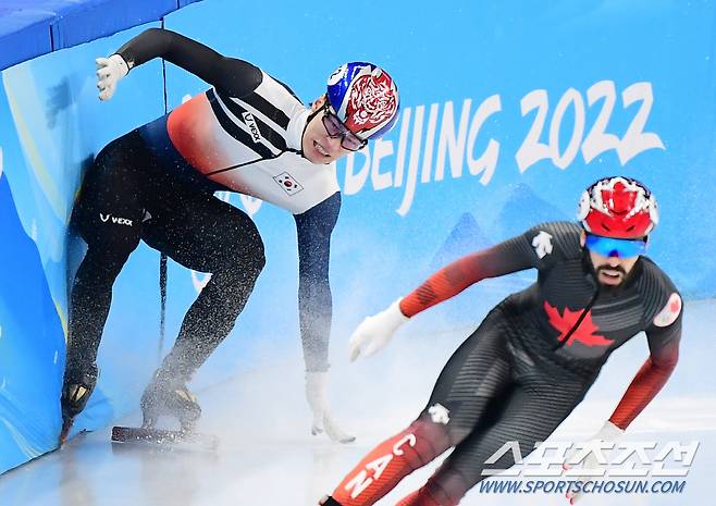 2022 베이징동계올림픽 쇼트트랙 남자 500m 준결선이 13일 오후 중국 베이징 캐피털 인도어 스타디움에서 열렸다. 황대헌이 레이스 도중 부딪혀 미끄러지고 있다. 베이징(중국)=정재근 기자 cjg@sportschosun.com/2022.2.13/