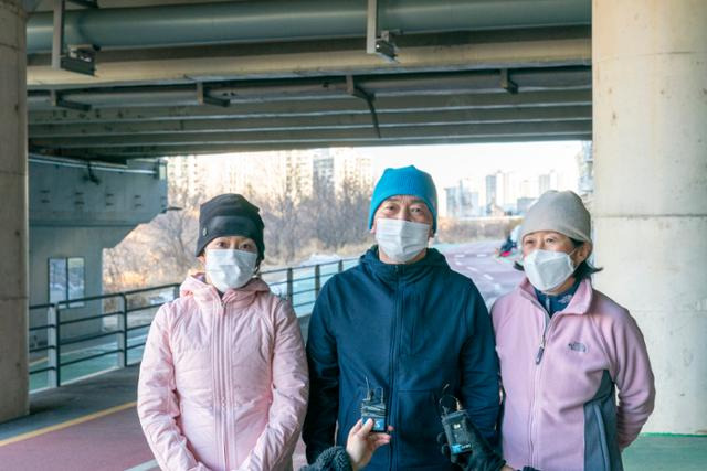 안철수 국민의당 대선 후보와 배우자 김미경 교수, 외동딸 안설희 박사가 5일 오전 서울 노원구 중랑천에서 러닝크루들과 함께 달린 후 취재진의 질의에 답변하고 있다. 뉴스1