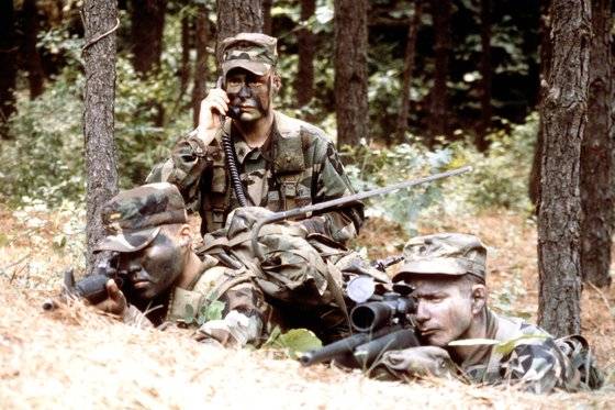 미국 육군 제2 보병사단 72전차연대 2대대 소속 임진스카우트가 비무장지대에서 수색정찰 작전을 펼치고 있다. US National Archives