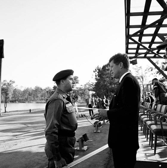 그린베레를 쓴 윌리엄 P. 야보로 미국 육군 중장이 존 F. 케네디 미국 대통령과 환담하고 있다. 위키피디아