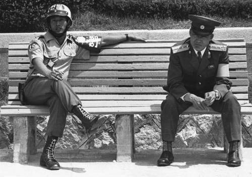 판문점 공동경비구역(JSA)에서 한국군과 북한군이 벤치에 나란히 앉아 있다. JSA 전우회