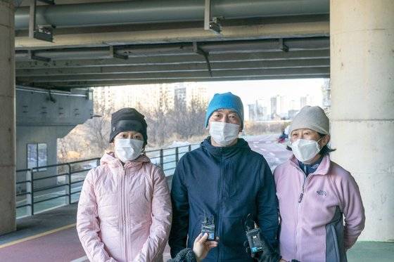 안철수 국민의당 대선 후보와 배우자 김미경 교수(오른쪽), 외동딸 안설희 박사가 5일 오전 서울 노원구 중랑천에서 러닝크루들과 함께 달린 후 취재진의 질의에 답변하고 있다. [뉴스1]
