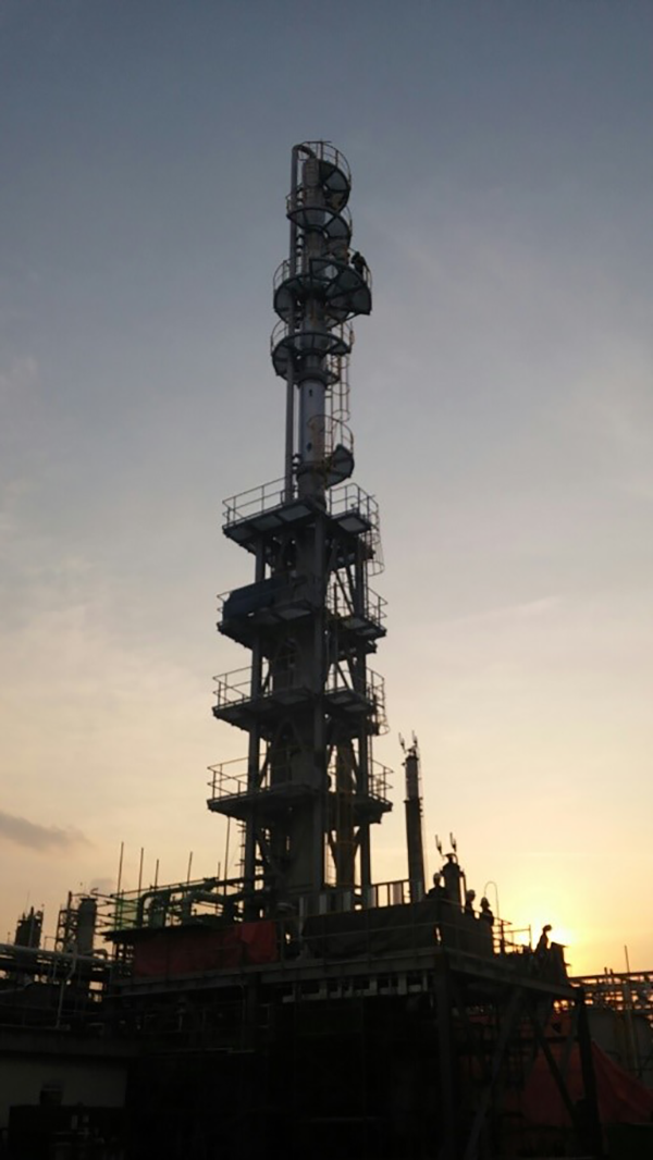 분리벽형 기술이 적용된 울산 공장 VA(아세트산비닐·Vinyl Acetate) 회수 증류탑. 출처= 한화솔루션