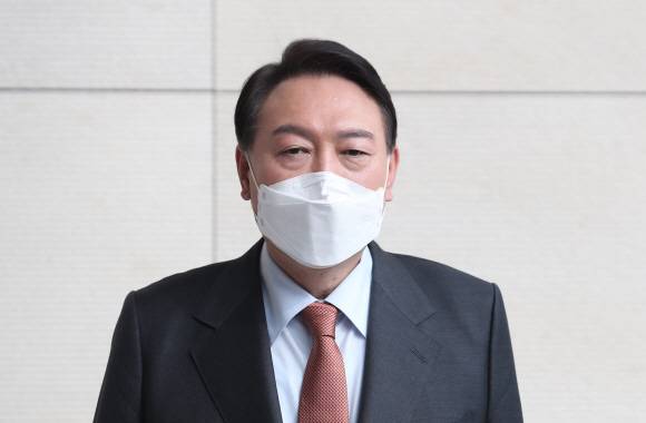윤석열 “安 단일화 제안, 고민해보겠다” - 윤석열 국민의힘 대선후보가 13일 오후 서울 송파구 롯데 시그니엘에서 마이크 펜스 전 미국 부통령을 면담하고 나온 뒤 취재진 질문에 답하고 있다. 2022.2.13 오장환 기자