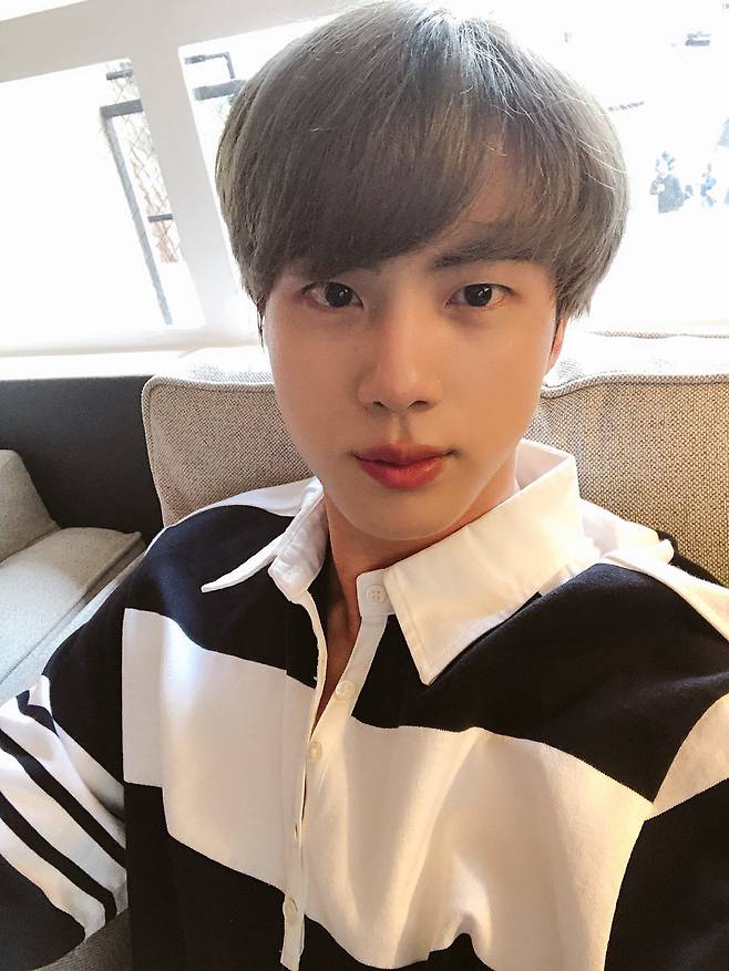 "너무 잘생겨서 비현실" 방탄소년단 진 실제 미모에 놀란 美스태프 후기