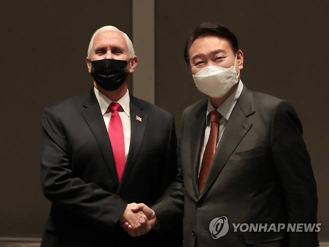 마이크 펜스 전 미국 부통령과 악수하는 윤석열 대선 후보 (서울=연합뉴스) 국민의힘 윤석열 대선 후보가 13일 서울시 송파구 롯데시그니엘서울호텔에서 마이크 펜스 전 미국 부통령과 면담에 앞서 악수하고 있다. 2022.2.13 [국민의힘 제공. 재판매 및 DB 금지] toadboy@yna.co.kr