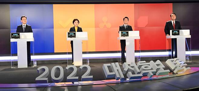 이재명(더불어민주당)·심상정(정의당)·안철수(국민의당)·윤석열(국민의힘) 대선 후보(왼쪽부터)가 지난 11일 오후 서울 중구 매경미디어센터에서 열린 한국기자협회 주최·방송 6개사 공동 주관 2차 대선 후보 티브이(TV) 토론회를 준비하고 있다. 공동취재사진