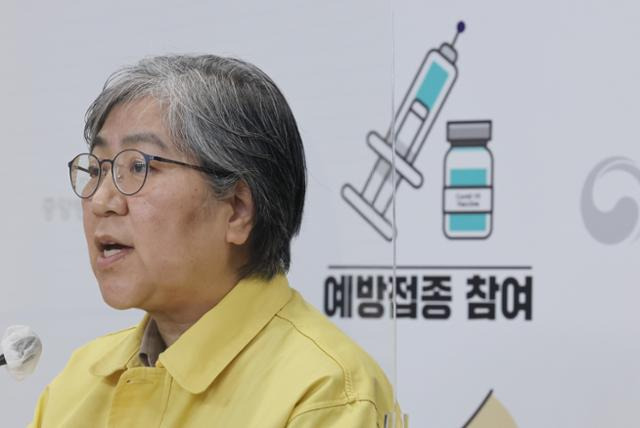 정은경 질병관리청장이 14일 오후 충북 청주시 질병관리청에서 열린 신종 코로나바이러스 감염증(코로나19) 정례 브리핑에서 4차 접종과 관련해 설명하고 있다. 연합뉴스