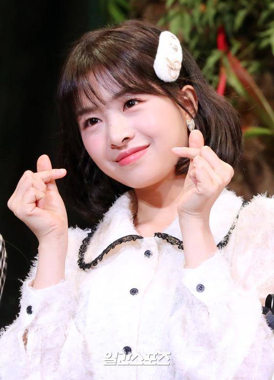 걸그룹 에이프릴(April-이진솔 양예나 김채원 윤채경 레이첼 이나은) 멤버 채원이 29일 저녁 서울 광화문 포시즌스 호텔 그랜드볼룸에서 열린 ‘2021 VENTA X VR/XR CONCERT’에 참석해 포토타임을 갖고 있다. 에이프릴과 장범준은 이번 VR 콘서트를 통해 현실을 벗어나 즐기는 ‘나만의 쉼’을 콘셉트로 코로나19 상황에서 의료지원업무를 수행한 전문 의료인들을 위로하며 코로나19로 어려움을 겪고 있는 공연예술계에 새로운 언택트 공연의 형태를 제시한다. 김진경 기자 kim.jinkyung@jtbc.co.kr/2021.01.29/