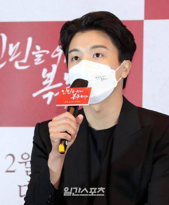 배우 연우진이 14일 오후 서울 광진구 롯데시네마 건대입구에서 열린 영화 '인민을 위해 복무하라' 시사회에 참석하고 있다. '인민을 위해 복무하라'(감독 김길영)는 출세를 꿈꾸는 모범병사 '무광'이 사단장의 젊은 아내 '수련'과의 만남으로 인해 넘어서는 안 될 신분의 벽과 빠져보고 싶은 위험한 유혹 사이에서 갈등하며 벌어지는 이야기로 연우진 지안 조성하 등이 열연했다. 23일 개봉. 김진경 기자 kim.jinkyung@joongang.co,kr/2022.02.14/