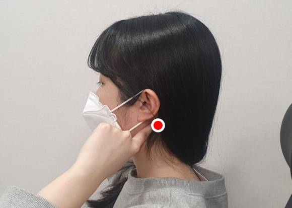 긴장성 두통에 좋은 풍지혈 지압. [사진=자생한방병원]