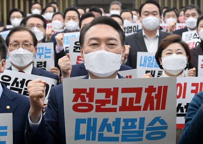 윤석열 국민의힘 대선 후보가 14일 오후 국회에서 열린 의원총회에서 구호를 외치고 있다. 국회사진기자단