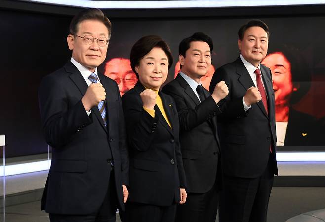 더불어민주당 이재명, 정의당 심상정, 국민의당 안철수, 국민의힘 윤석열 대선후보(왼쪽부터)가 지난 11일 오후 서울 중구 매경미디어센터에서 열린 한국기자협회 주최 방송 6개사 공동 주관 2022 대선후보 초청 토론회 시작에 앞서 기념촬영을 하고 있다. 국회사진기자단