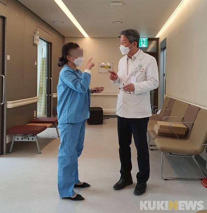 개원 준비가 한창인 병원 현장을 둘러보던 이동현 병원장이 의료진과 이야기를 나누고 있다. 사진=신승헌 기자