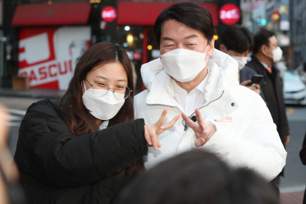 14일 오후 대구 중구 동성로에서 안철수 국민의당 대선 후보가 시민들과 사진 촬영을 하고 있다. [사진 = 연합뉴스]