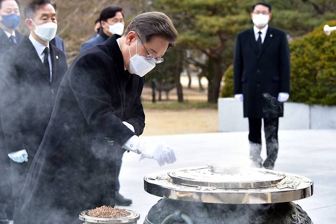 [서울=뉴시스] 국회사진기자단 = 이재명 더불어민주당 대선 후보가 14일 오전 서울 동작구 국립서울현충원을 찾아 현충탑에 분향을 하고 있다. 2022.02.14.