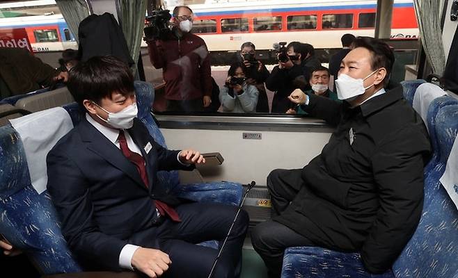 이준석 국민의힘 대표(왼쪽)가 자신의 페이스북에 공유한 뉴시스 사진. 지난 11일 열정열차(임대 무궁화호) 좌석에 이 대표와 마주앉아 담소 나누는 윤석열 대선 후보. 뉴시스