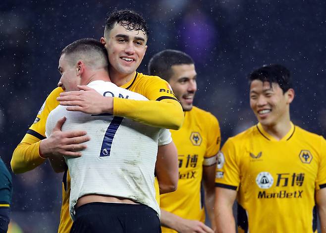 ▲ 손흥민의 유니폼을 입은 레안데르 덴동커 ⓒ연합뉴스/REUTERS