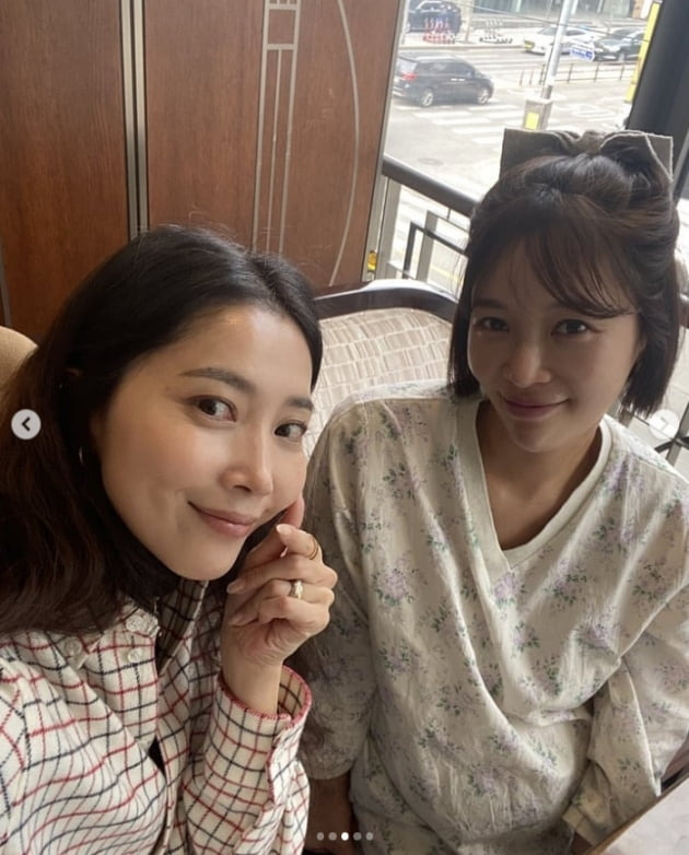 Actor Hwang Jung-eum from Sugar group told Oh Yoon-ah and Kim Woo-ri about everyday life.Hwang Jung-eum posted photos on his instagram on the 15th with an article entitled My sister and brother and detudetto.In the open photo, Hwang Jung-eum is having a good time meeting with Actor Oh Yoon-ah and stylist Kim Woo-ri.Meanwhile, Hwang Jung-eum has a young man with professional golfer and businessman Lee Young-don in 2016 and is currently pregnant with the second.Photo: Hwang Jung-eum SNS