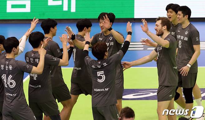 13일 오후 경기도 수원시 장안구 수원실내체육관에서 열린 프로배구 '2021-22시즌 도드람 V리그' 남자부 한국전력과 대한항공의 경기에서 승리한 대한항공 선수들이 하아파이브를 하고 있다. 2022.1.13/뉴스1 © News1 김명섭 기자