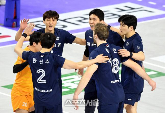 대한항공 선수들이 10일 인천계양체육관에서 열린 2021-2022 V리그 OK금융그룹전에서 득점 후 환호하고 있다. 2022. 2.10.계양 | 최승섭기자 thunder@sportsseoul.com