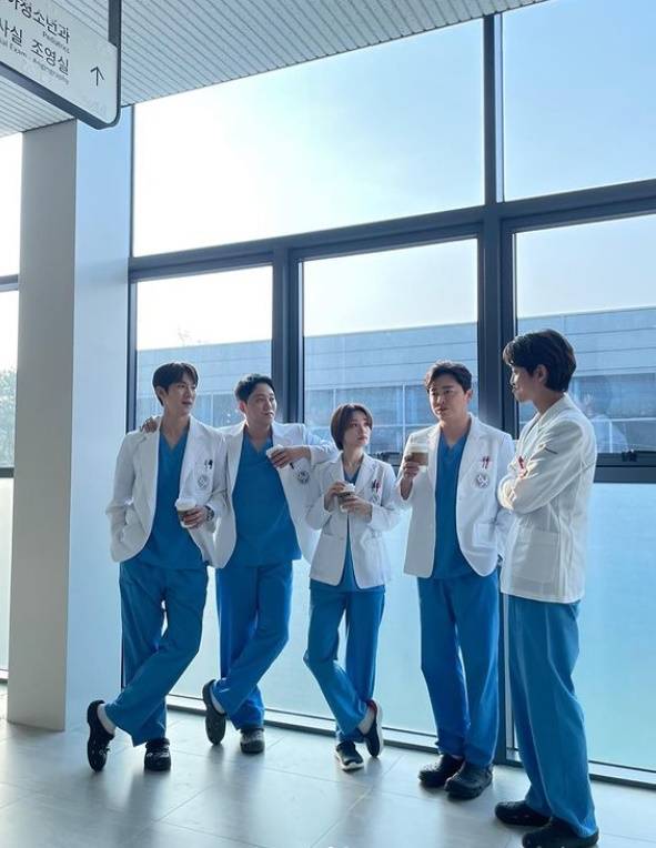 Spicy Doctor Life 99z united.Jung Kyung-ho released two photos on his 14th day with a hashtag called Spicy Doctor Life, Mido and Parasol and Gomting on his instagram.In the photo, Jung Kyung-ho, Jo Jung-suk, former Mido, Kim Dae-myeong and Hyun-seok, who had been breathing in the best five people in TVN s wise doctorThe five people who have been together for a long time are happy to see them.On the other hand, sweet doctor life is a drama about the chemistry of 20 years old friends who can see the people who live a special day and the eyes that can see in the hospital.Expectations for Season 3 have been rising since the end of Season 2 last September.