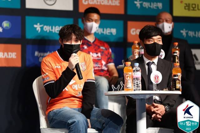 제주 유나이티드 안현범(좌)