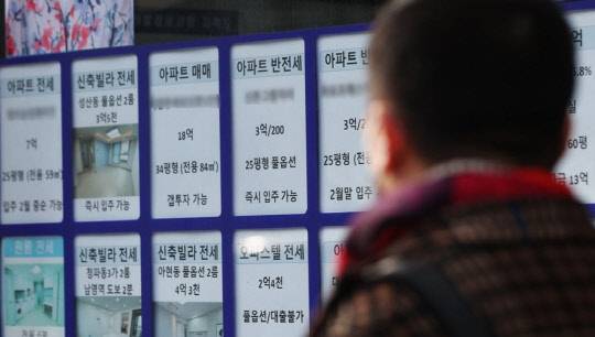 한 시민이 부동산 중개업소에 붙은 매물 정보를 살펴보고 있다. <연합뉴스>