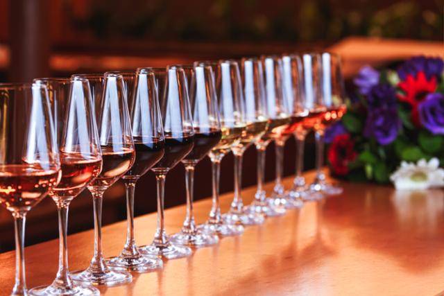 테이스팅을 위해 따라놓은 와인. 버티컬 테이스팅(Vertical Tasting)은 동일한 와인을 빈티지별로 테이스팅하는 것을 일컫는다. 반면 같은 빈티지의 같은 품종을 지역별로 테이스팅하는 것을 호라이즌틀 테이스팅(Horizontal Tasting)이라 한다. 게티이미지뱅크