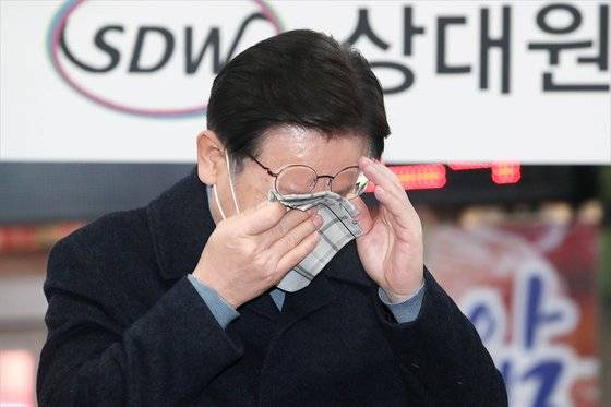 이재명 더불어민주당 대선후보가 지난달 24일 자신이 어린시절을 보낸 경기 성남시 상대원시장에서의 즉석연설 도중 눈물을 닦고 있다. 그는 이날 연설에서 '형수 욕설' 논란에 대해 "형이 어머니에게 인간으로서 못할 참혹한 얘기를 했다. 어머니는 저를 믿어준 하늘 같은 분이어서 저도 참을 수가 없어서 욕을 했다"고 해명했다. 이어 "끝까지 참았어야 했는데 잘못했다"며 "그러나 이제 우리 가족의 아픈 성처 그만 좀 헤집어달라"고 호소했다. 연합뉴스