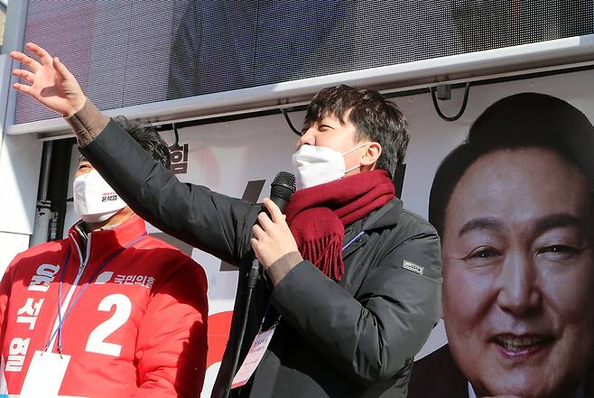 국민의힘 이준석 대표가 제20대 대통령 선거 공식 선거운동 첫날인 15일 오후 부산 북구 구포시장 앞 거리에서 시민들에게 윤석열 대선후보 지지를 호소하고 있다 / 사진 = 연합뉴스