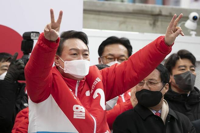 윤석열 국민의힘 대선 후보가 제20대 대통령선거 공식 선거운동이 시작된 15일 대전 중구 으능정이 문화의거리에서 지지를 호소하고 있다. /사진제공=뉴시스