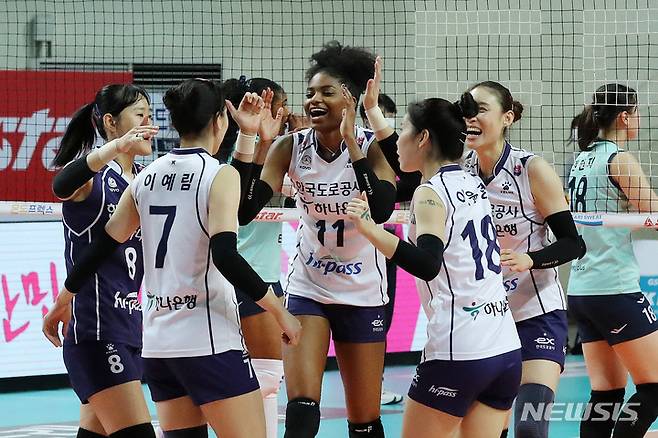 [서울=뉴시스] 백동현 기자 = 20일 오후 서울 중구 장충체육관에서 열린 도드람 2021-2022 V리그 GS칼텍스와 한국도로공사의 경기, 한국도로공사 선수들이 세트스코어 3대 1로 승리 후 기뻐하고 있다. 2022.01.20. livertrent@newsis.com