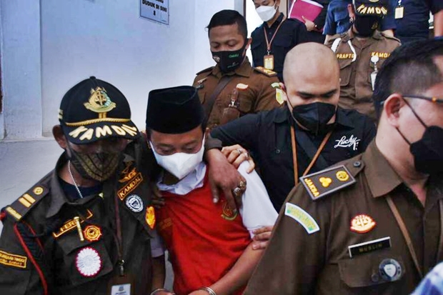 인도네시아 일간 콤파스에 따르면 15일(현지시간) 서부 자바주 반둥법원은 미성년자 성폭행 혐의로 기소된 교사 헤리 위라완(36)에게 무기징역을 선고했다.
