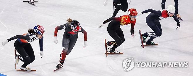 [올림픽]  힘차게 출발하는 김아랑 (베이징=연합뉴스) 황광모 기자 = 13일 오후 중국 베이징 캐피털 실내 경기장에서 열린 2022 베이징 동계올림픽 쇼트트랙 여자계주 3000m 결승전에서 대한민국의 김아랑(왼쪽 첫 번째)이 힘차게 출발하고 있다. 2022.2.13 hkmpooh@yna.co.kr