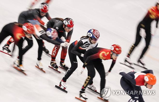[올림픽]  힘차게 임무교대 (베이징=연합뉴스) 황광모 기자 = 13일 오후 중국 베이징 캐피털 실내 경기장에서 열린 2022 베이징 동계올림픽 쇼트트랙 여자계주 3,000m 결승전에서 대한민국의 김아랑(왼쪽)과 최민정이 임무 교대를 하고 있다. 2022.2.13 hkmpooh@yna.co.kr