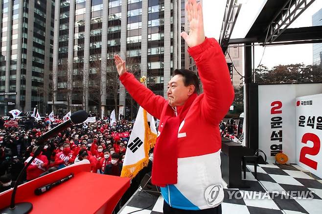 지지자들의 환호에 답하는 윤석열 (서울=연합뉴스) 국민의힘 윤석열 대선 후보가 15일 오전 서울 청계광장에서 열린 '국민이 키운 윤석열' 출정식에서 지지자들의 환호에 두 손을 들어 답하고 있다. 2022.2.15 [국회사진기자단] toadboy@yna.co.kr