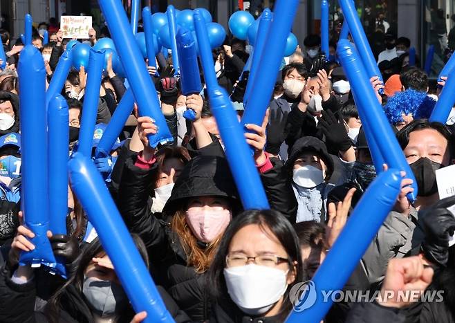 이재명 대선후보 지지자들 (대구=연합뉴스) 백승렬 기자 = 제20대 대통령 선거 공식 선거운동 첫날인 15일 대구시 동성로에서 열린 더불어민주당 이재명 대선후보 합동유세에서 지지자들이 막대풍선을 흔들고 있다. 2022.2.15 srbaek@yna.co.kr