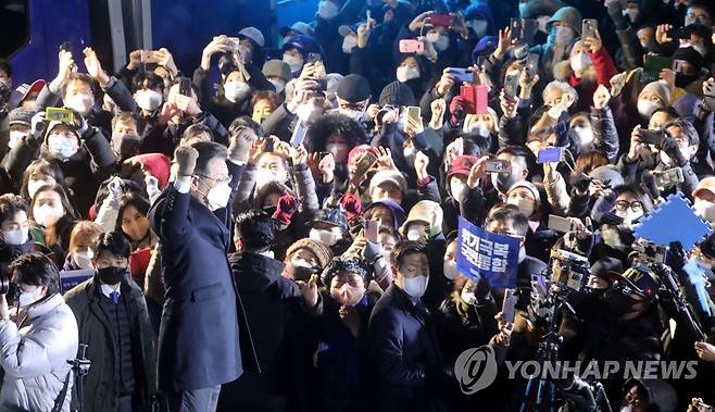 강남고속버스터미널 유세에서 환호에 답하는 이재명 후보 (서울=연합뉴스) 더불어민주당 이재명 대선 후보가 15일 서울 강남고속버스터미널 광장에서 열린 유세에서 지지자들의 환호에 답하고 있다. 2022.2.15 [국회사진기자단] toadboy@yna.co.kr