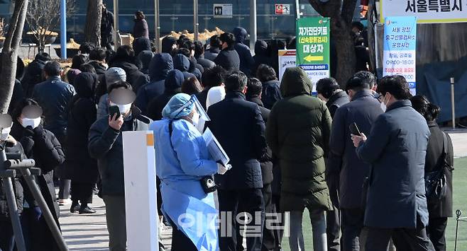 코로나19 신규 확진자가 9만 443명 발생한 16일 서울광장에 마련된 코로나 선별검사소를 찾은 시민들이 검사를 받기 위해 대기하고 있다.(사진=방인권 기자)